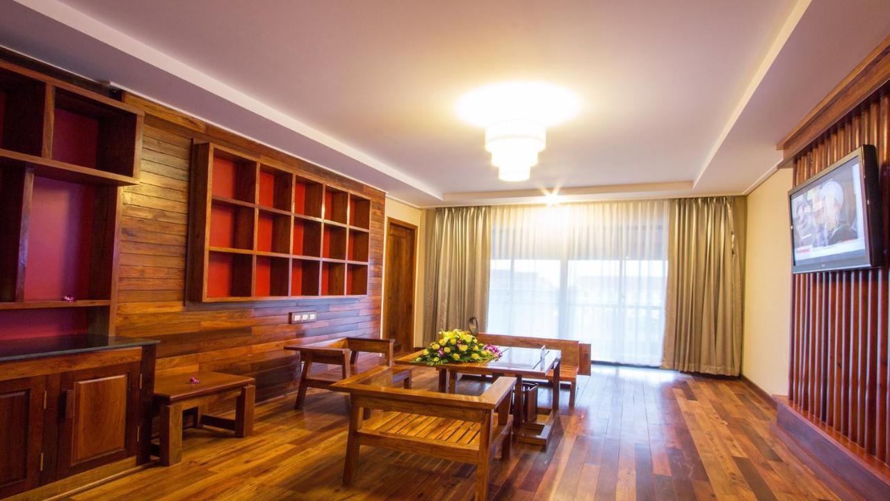 โรงแรมรอยัล เอมไพร์ พรีเมียม เสียมราฐ ภายนอก รูปภาพ