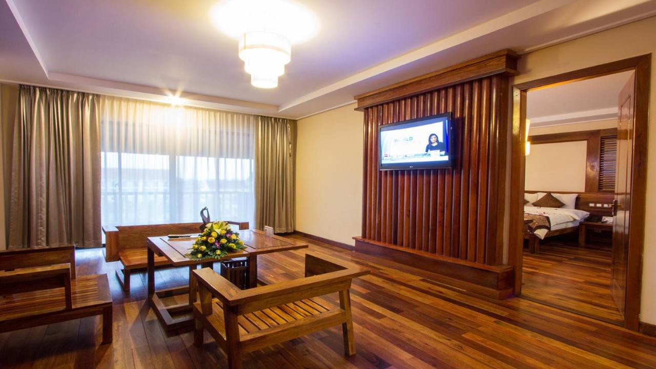 โรงแรมรอยัล เอมไพร์ พรีเมียม เสียมราฐ ภายนอก รูปภาพ
